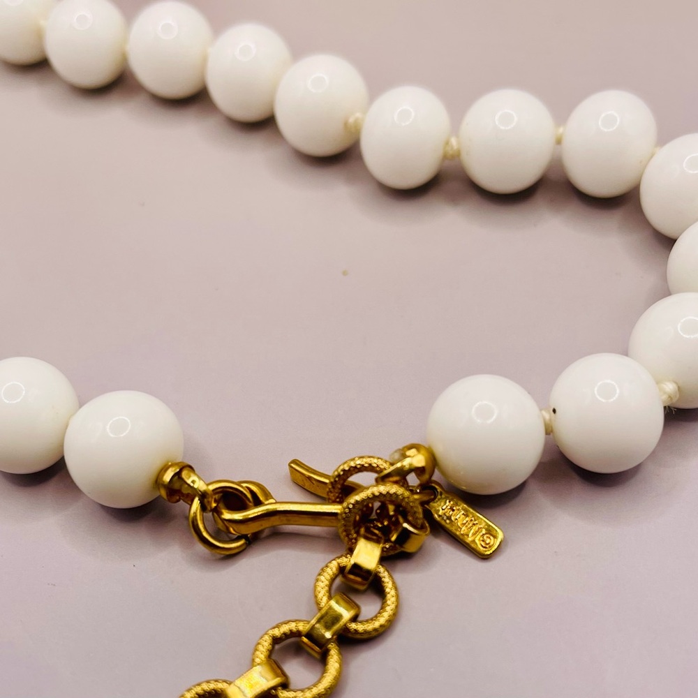 Vintage Monet white glass bead choker necklace. 16 inches with 2 inch extender - Picture 5 of 5